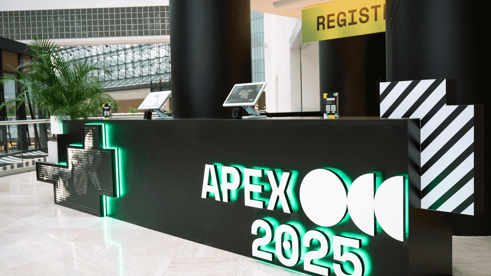Apex 2025 Desk